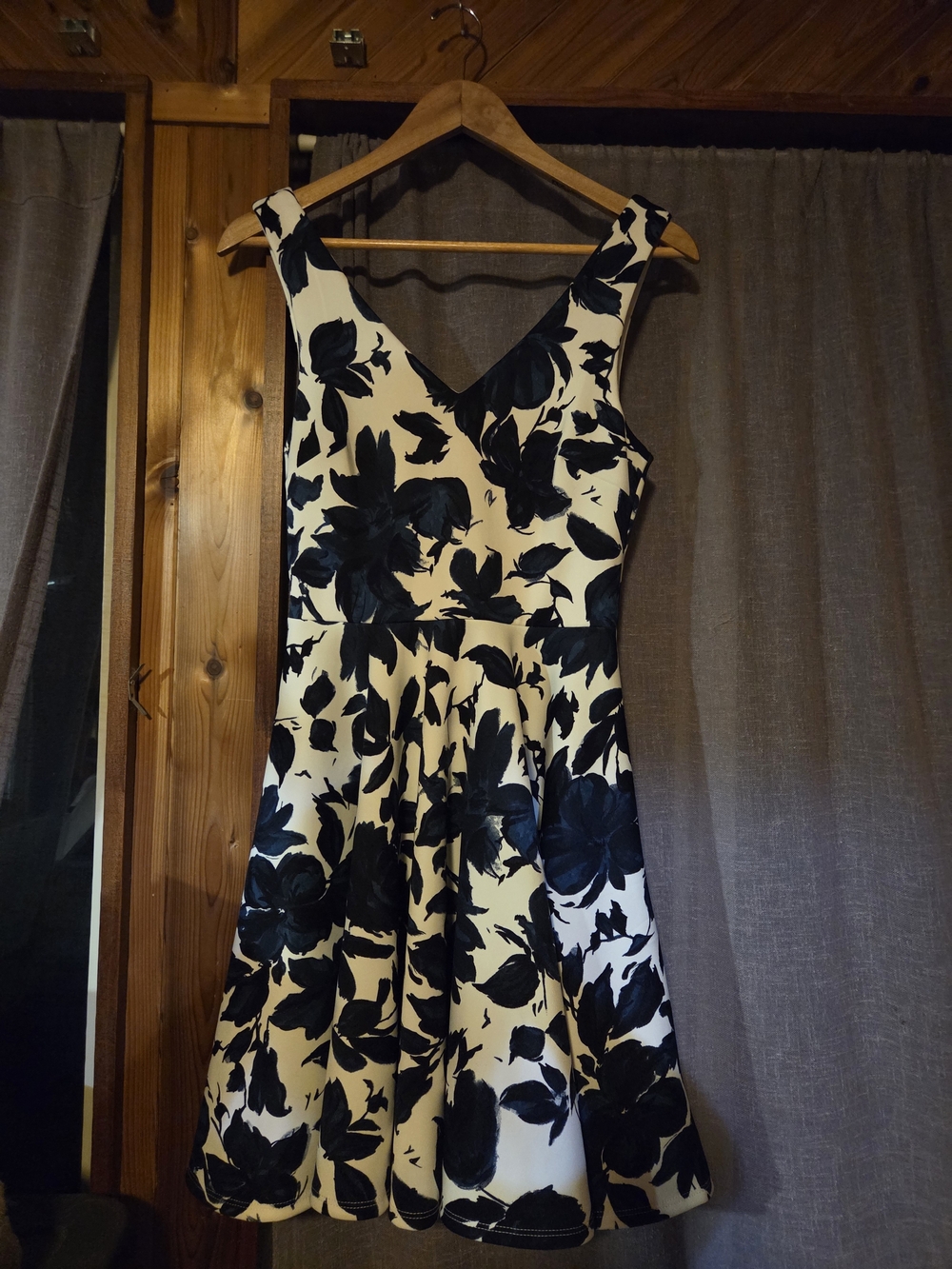 Soprano Bue and Cream Floral V-Neck Fit & Flare Dress Size M